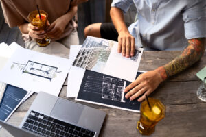 Arquitectos diseñando